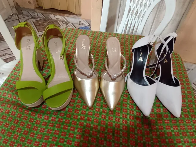 Sapatos Pelica, 1 dourado, 1 verde e outro que não é de marca vendo os 3,usado apenas1 vez
