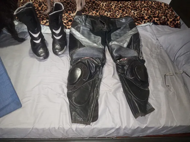 Vendo calça e bota para motociclista