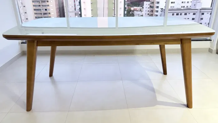 Mesa para 6 lugares em madeira maciça e tampo em vidro off