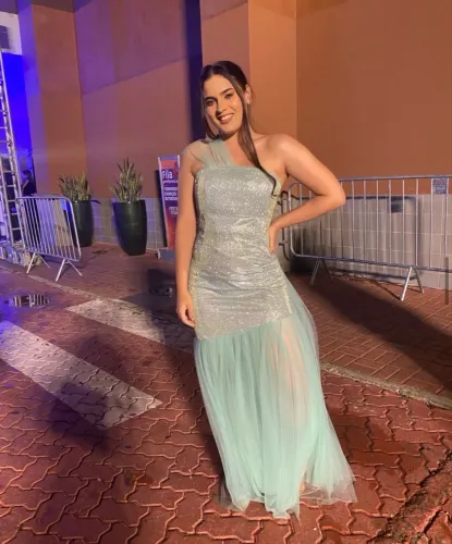 Aluguel de vestido de formatura verde claro com brilho tamanho M