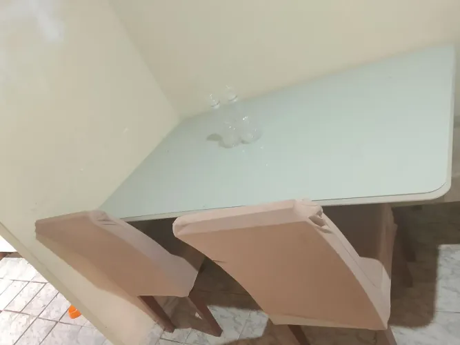 Vende-se uma mesa sem as cadeiras