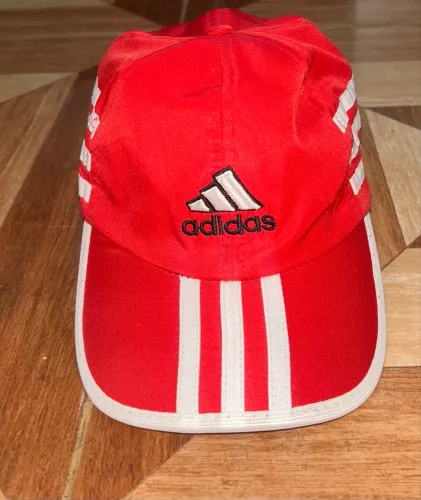 Boné da adidas vermelho 