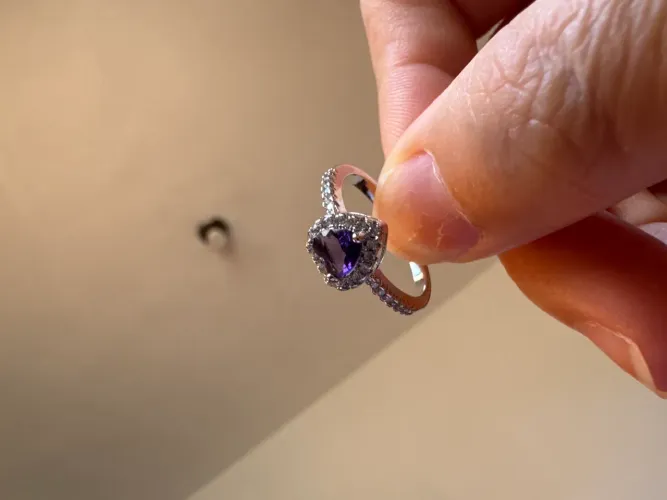 Anel prateado pedra coração roxo claro pedras brancas brilhantes inspiração pandora