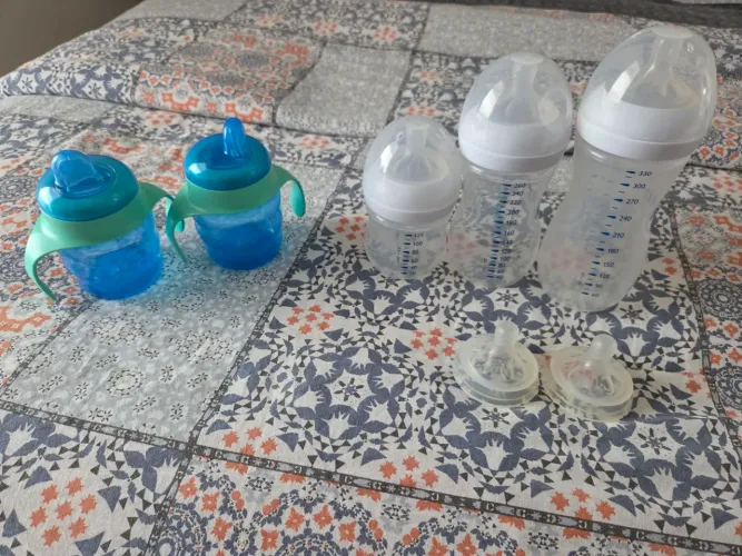 Mamadeiras e copinhos Philips Avent excelente estado