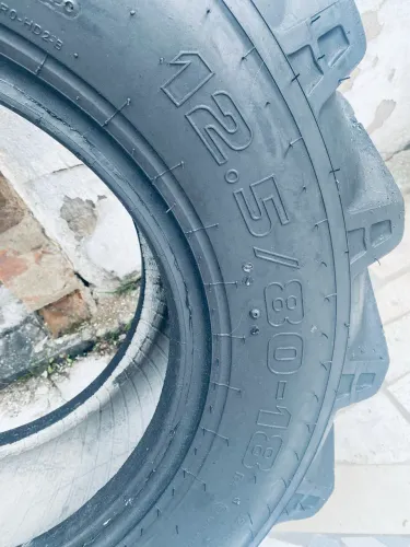 Pneu de Retroescavadeira 12.5/80-18