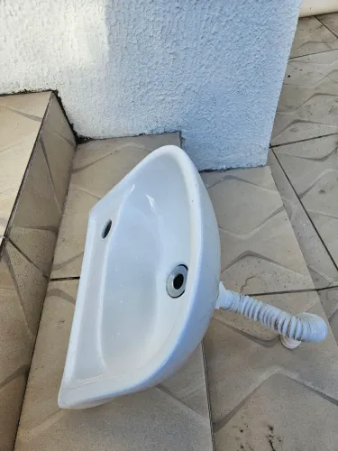 Lavatório de louça sem coluna