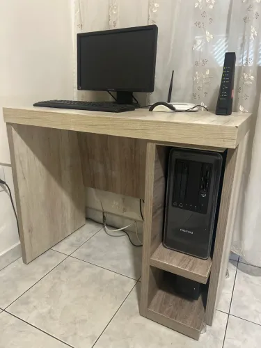 Computador e mesa