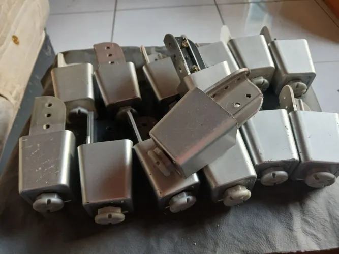 Lote com 14 pés de móveis