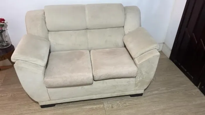 Sofá 2 lugares fixo - confortável e bem conservado