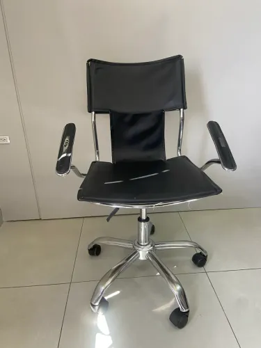 Cadeira de Escritório Com Defeito