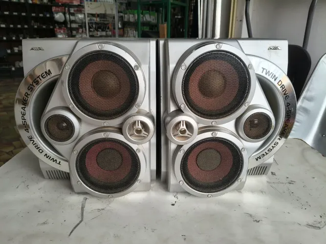 Par de caixas Aiwa modelo SX-JN5 <br>Funcionando perfeitamente <br>Com sinais de uso <br>6