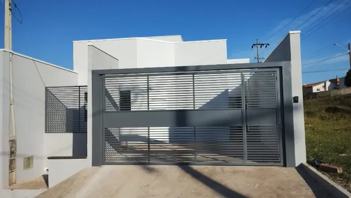 VENDE-SE CASA EM PIRAJU-SP NA RUA MARCIDIO FURLAN N° 16, JARDIM PEROLA, COM 2 QUARTOS.