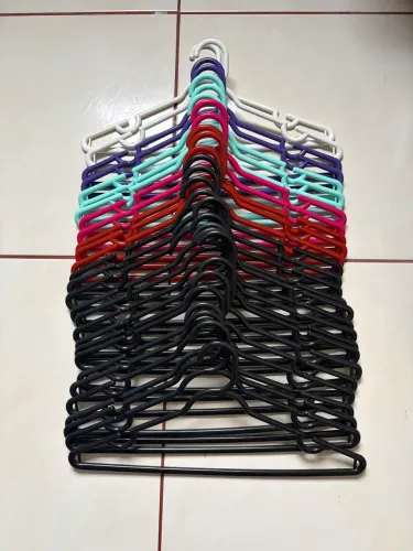 28 cabides de plástico resistentes