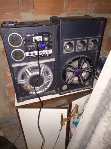 Vendo caixa amplificada 200 só pega com o cabo auxilia tá comfome as fotos pega certinho