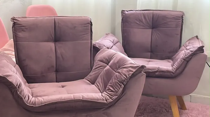 Duas Poltronas Juntas Vintage Rosa com pernas de madeiras