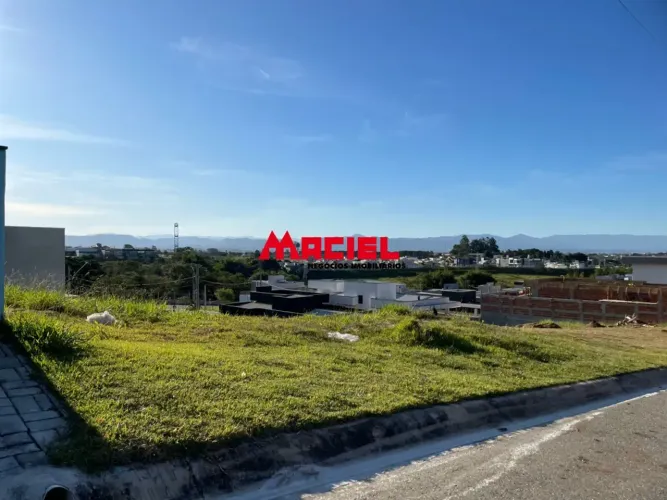 Terreno no Condomínio Malibu - Privacidade e Lazer para Sua Família