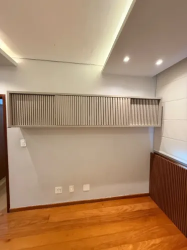 Armário suspenso mdf ripado planejado quarto sala decoração