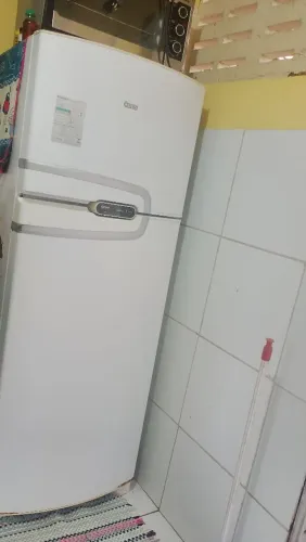Vende .se uma geladeira usada com perfeito estado,