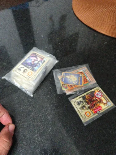 Coleção de figurinhas poke e draco