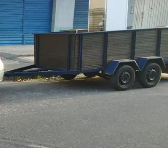 Vendo reboque trucado e emplacado 8.000