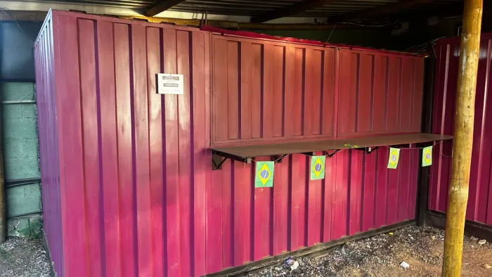 Container com janelas, prateleiras e parte elétrica 