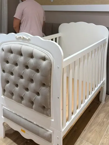 Berço com capitonê (vira cama)