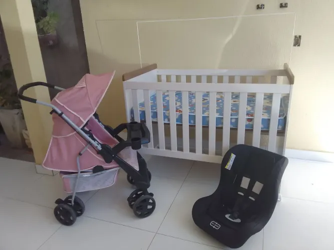 Carrinho, berço e cadeirinha.