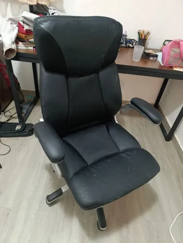 Cadeira escritório com braços articulados