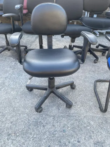 Cadeira secretária giratória seminova 