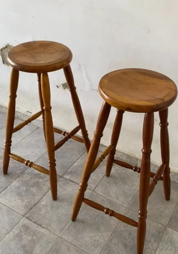 2 Banquetas de madeira por 150,00