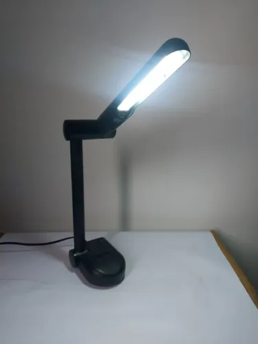 Luminária de mesa preta modelo pelicano