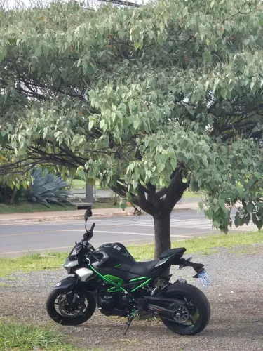 Vendo Motocicleta Kawasaki Z900 25/26