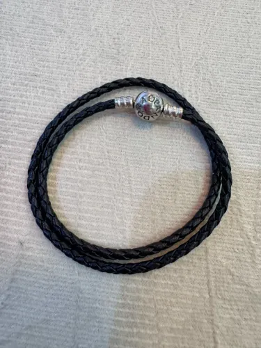 Bracelete em couro Pandora