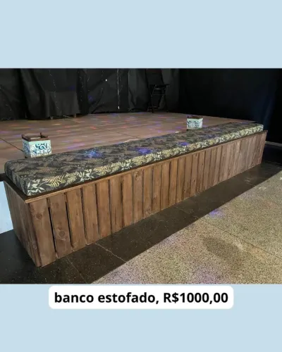 banco de madeira com almofada removível