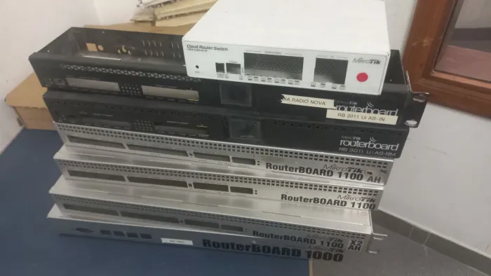 LOT mikrotik 07case 4rb 1100ah/x2- 2 rb 3011 - 1 cloud crs112 8g usado
