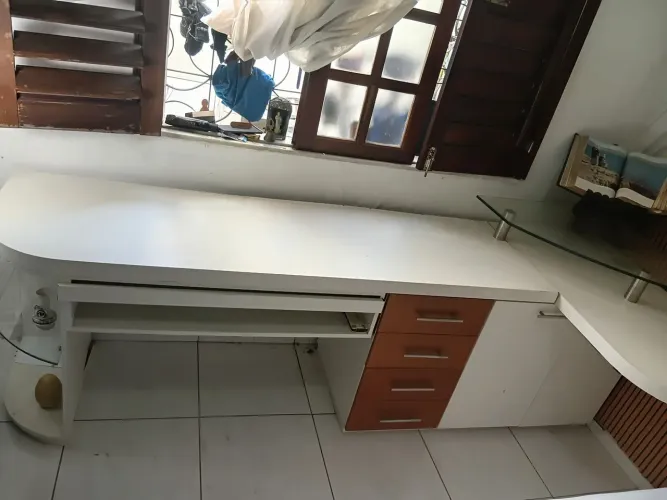 Escrivania grande com gaveta e bau.