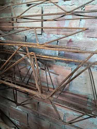 Lote de ferros e treliças para construção 