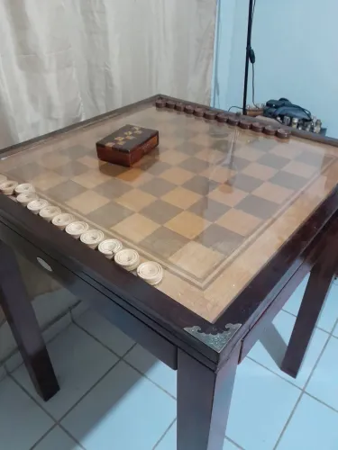 Mesa alta para jogos em madeira de lei