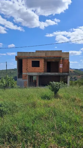 CASA AMPLA DE 2 ANDARES COM 260 M² DE ÁREA CONSTRUÍDA EM LOTE DE 240 M²