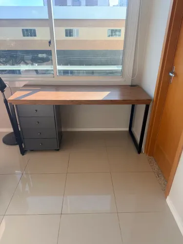 Mesa perna de metal 