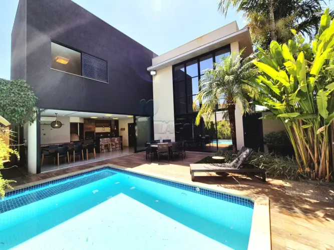Casa sobrado de 367m² com 04 suítes á venda em condomínio - Vila do Golf