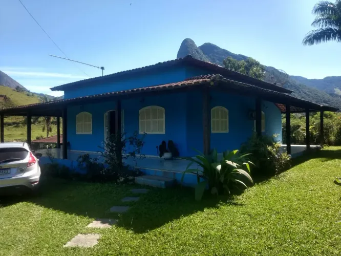 Chácara na Bicuda Grande c/ área 1.600m², piscina, churraq, quintal, 3qts, 3brs, blindx, á