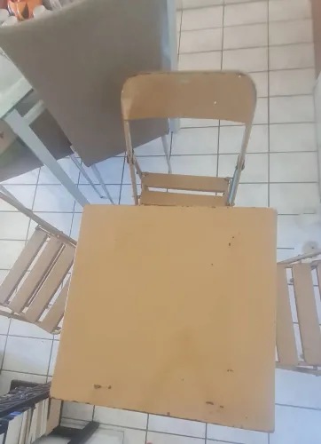 Mesa com cadeiras para bares