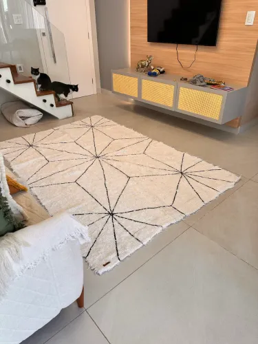 Tapete muito novo ,100% algodão artesanal. Lavável na máquina 1,60x2,40