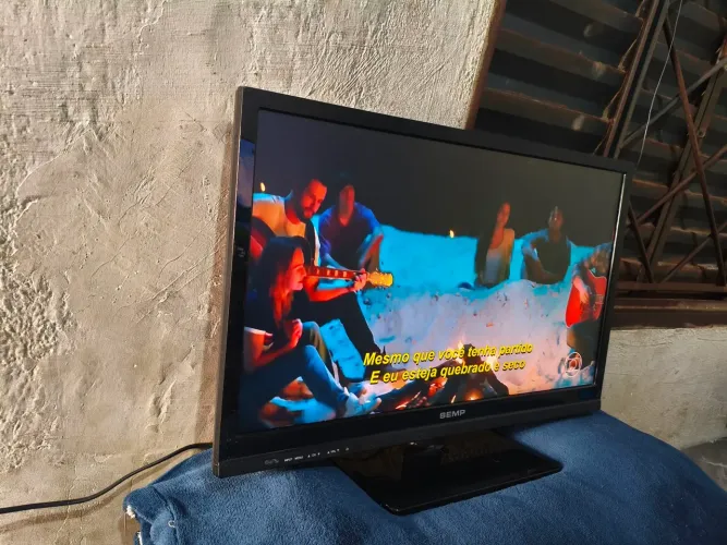 Vendo tv led 24 polegadas SEMP com conversor integrado 