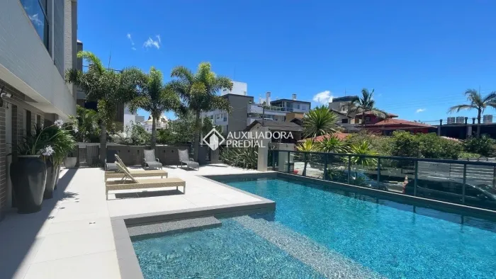 Cobertura exclusiva no Novo Campeche, localizada a apenas uma quadra do mar.