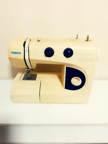 Máquina de Costura Yamata com Pedal + Acessórios, Funcionando