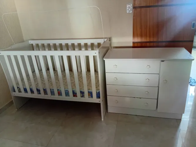 Vendo jogo de berço e cômoda semi usado já com o colchão