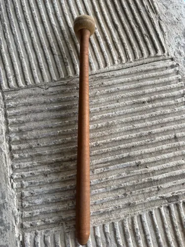 Macete de Percussão Antigo em Madeira e Feltro - Instrumento Musical Vintage 