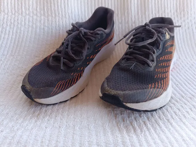 Tênis Under Armour Charged Levity 35
